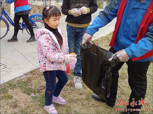 親子義務撿垃圾 環保公益記心里