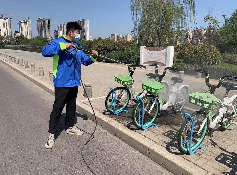 機器沖洗+人工擦拭，讓助力車重現靚麗“容顏”