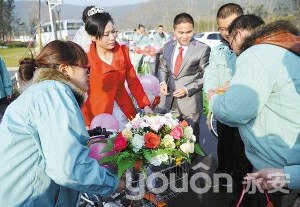 徐州：舉辦公共自行車婚禮  32位同事當伴郎伴娘